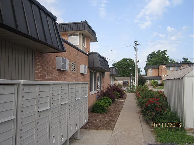 Ashburn Court Apartments: 506 S Graham Ave, Carbondale, IL 62901